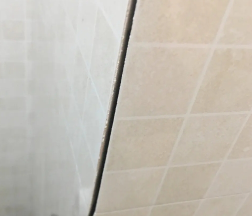 丹寨瓷砖空鼓维修公司分享阳台瓷砖脱落的修复过程可以分为以下几个步骤